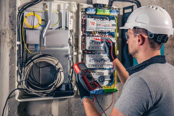 Electricista certificado REBT trabajando en Valencia