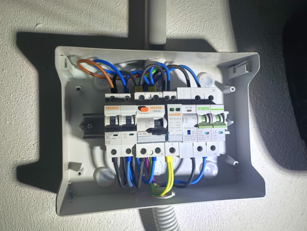Cuadro eléctrico renovado por Neocvark electricistas Valencia