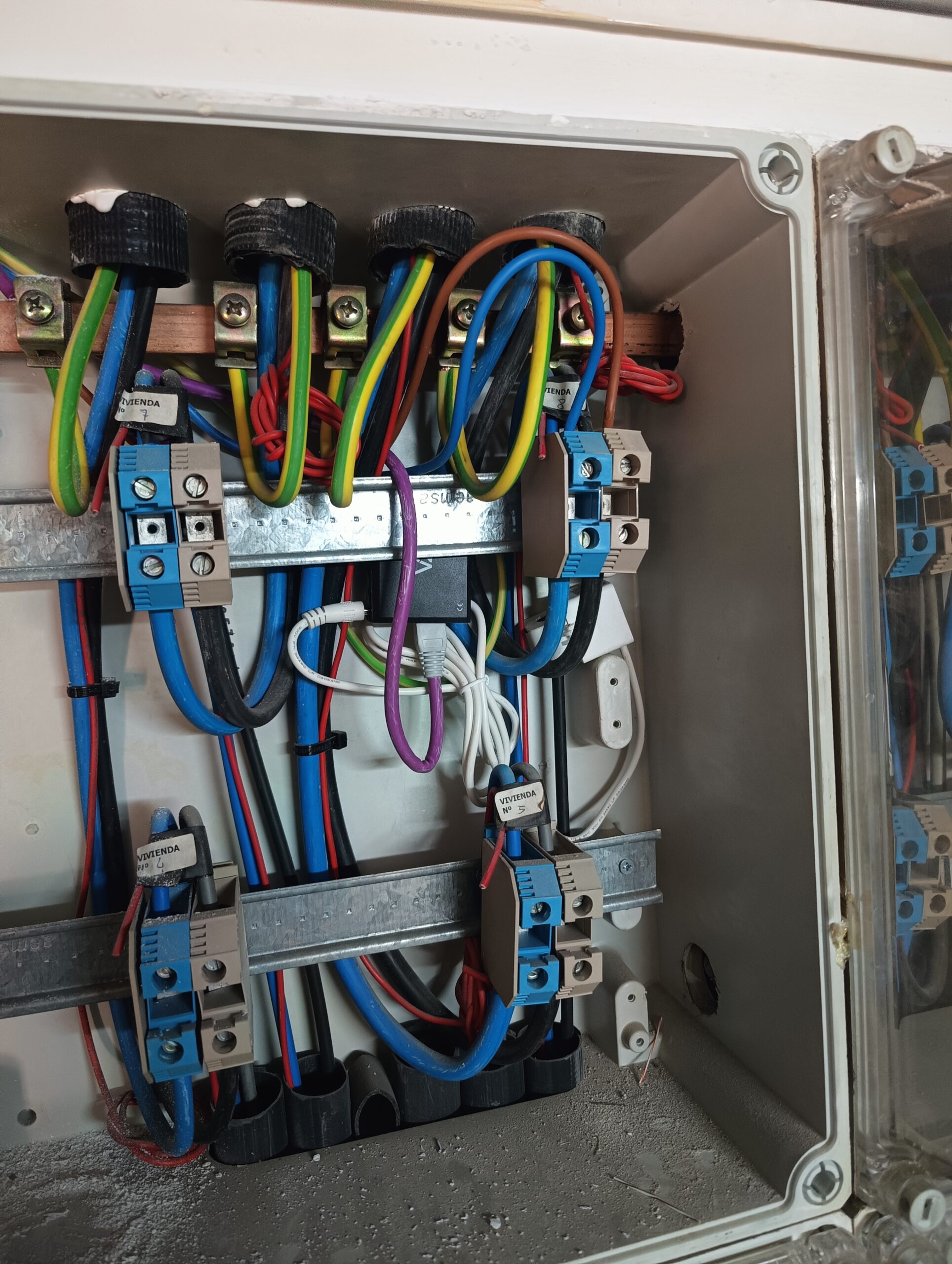 Electricista Valencia realizando instalación eléctrica completa