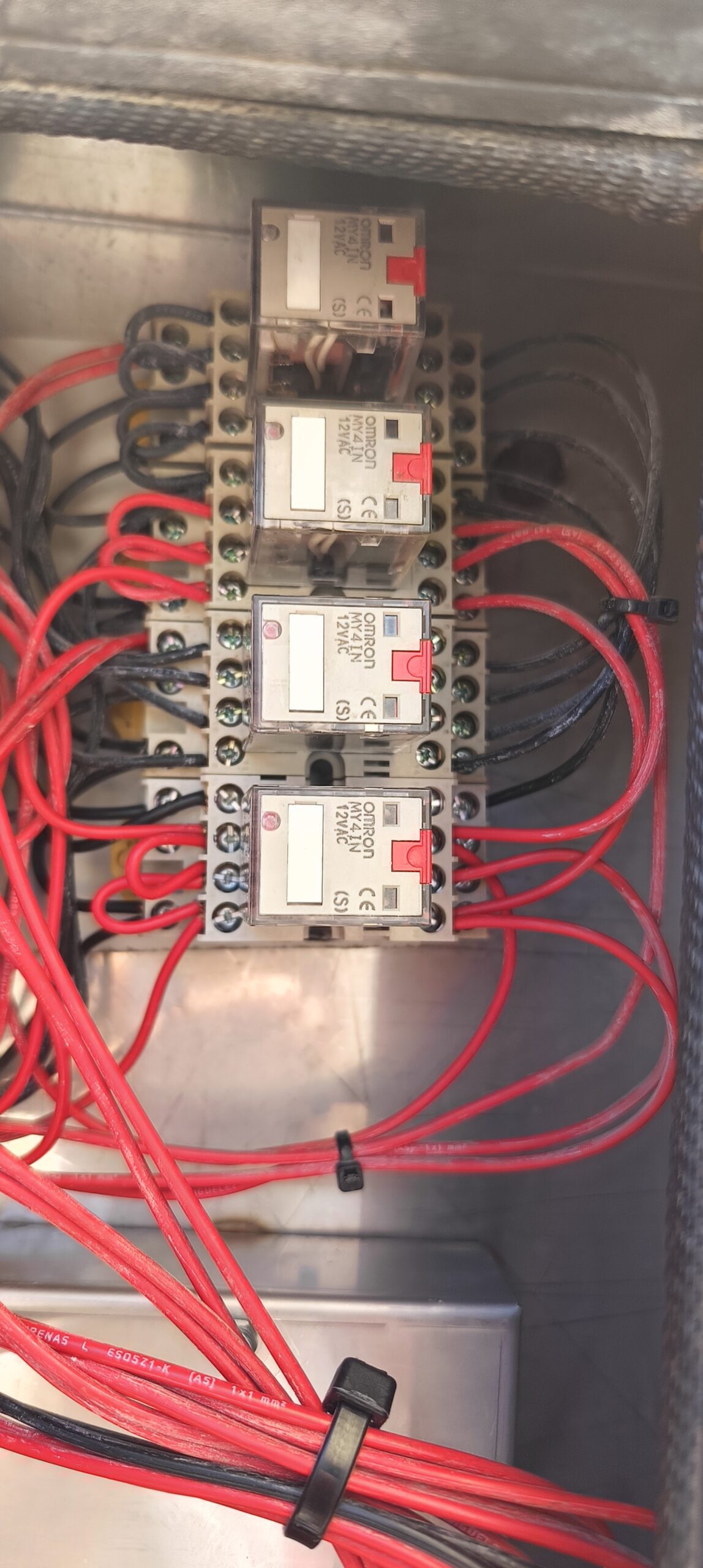 Electricista certificado trabajando en instalación Valencia