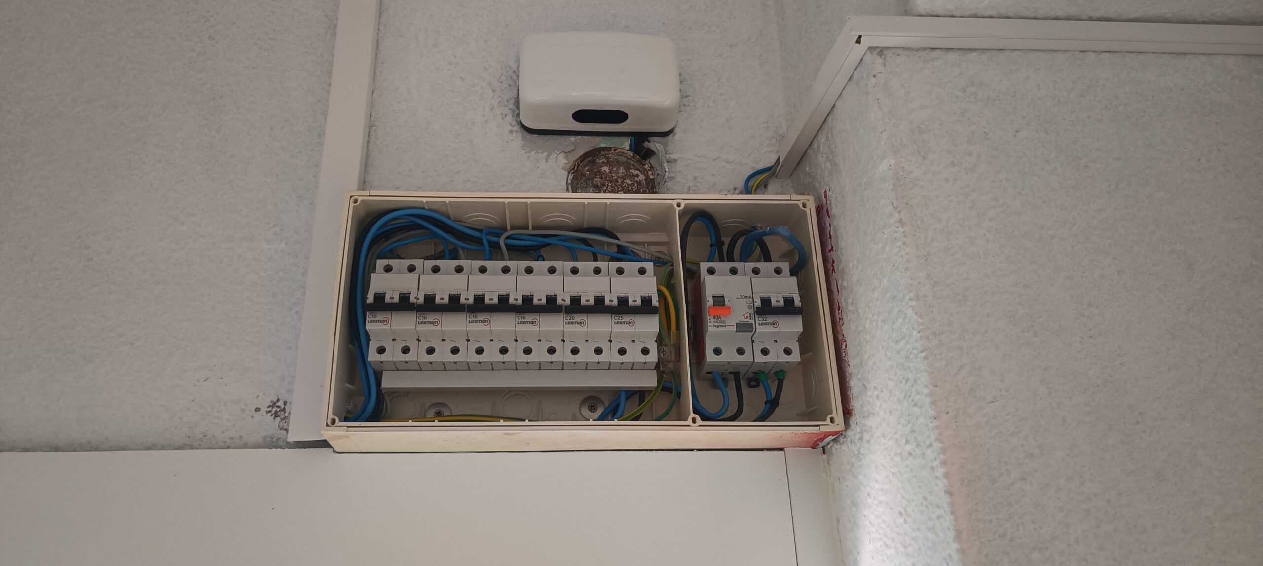 Electricista Valencia trabajando en cuadro distribución eléctrica - Neocvark | Electricista en Valencia Electricista Valencia trabajando en cuadro distribución eléctrica