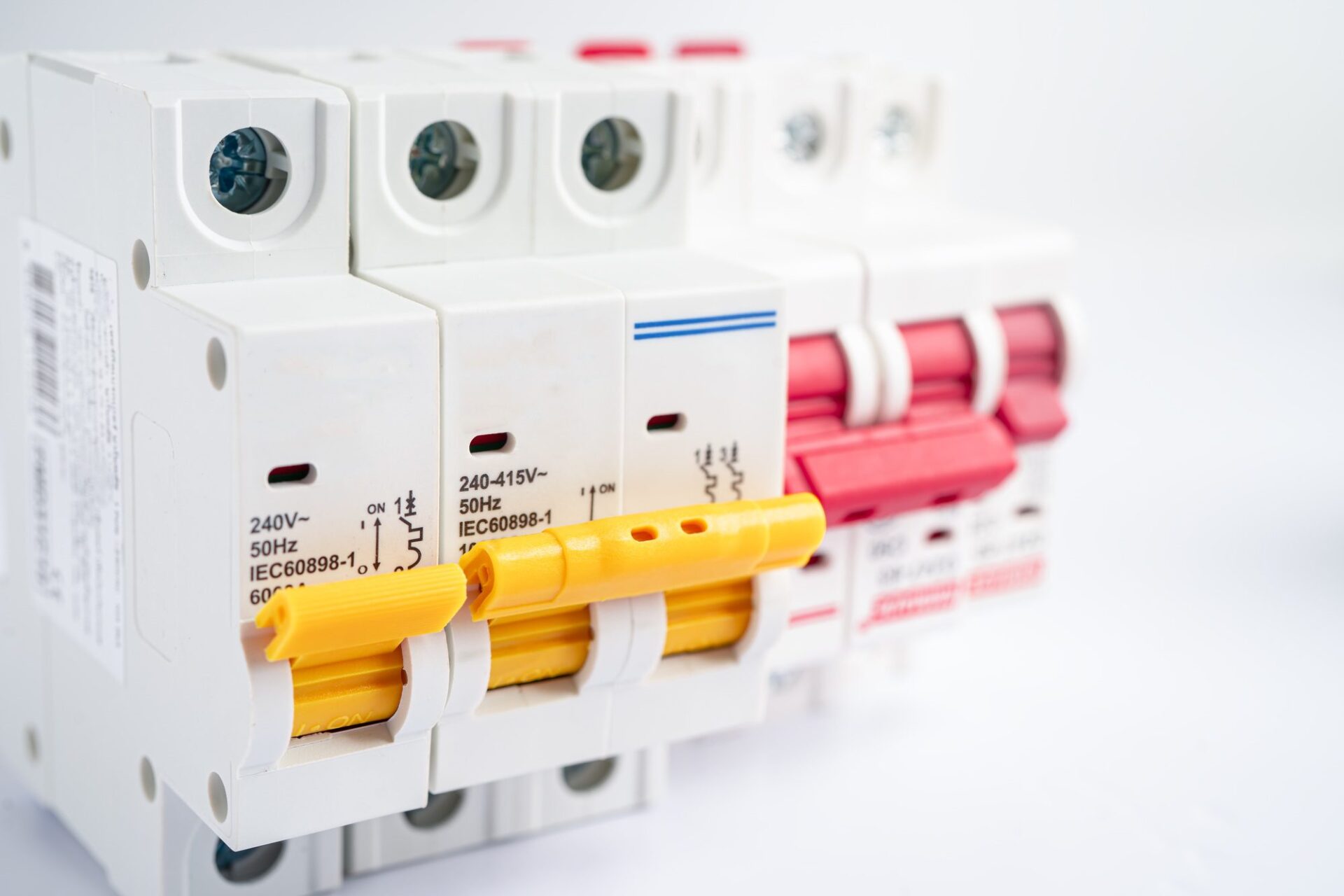 Interruptor diferencial y magnetotérmico en cuadro eléctrico Valencia - tipos y funciones