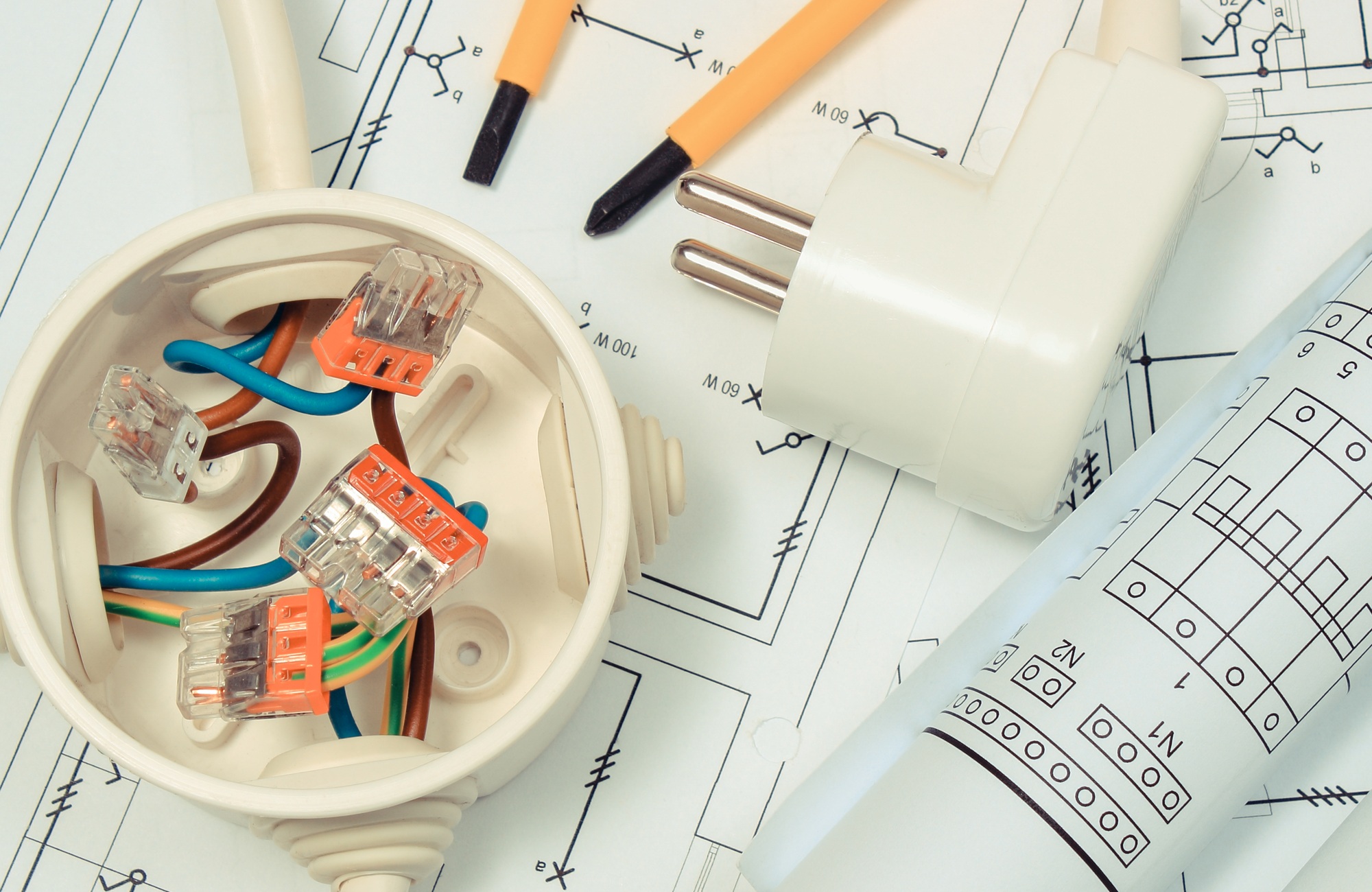 Electrical box with connections of electric copper wires and construction drawing of house - INSTALACIONES ELECTRICAS Electrical box with connections of electric copper wires and construction drawing of house