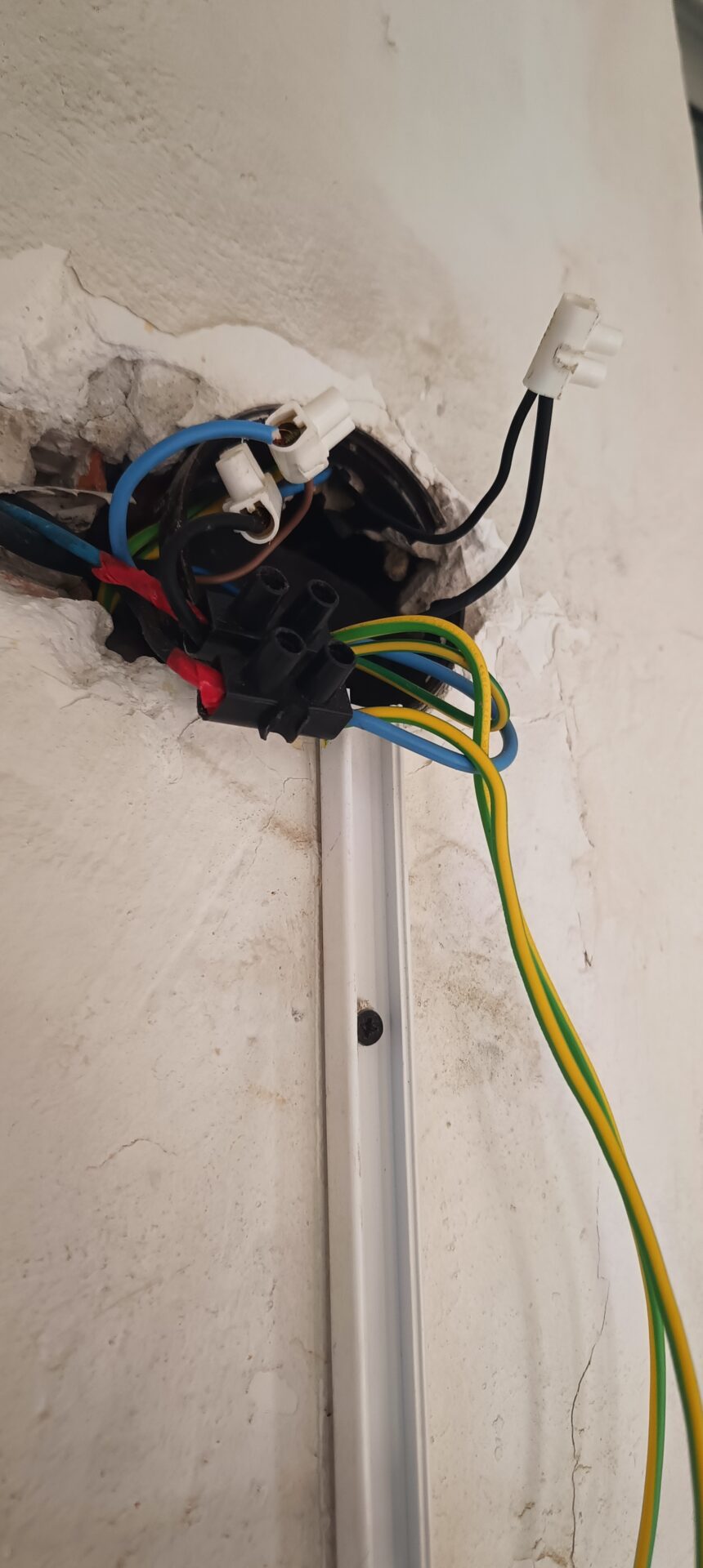 Cables eléctricos en mal estado en Valencia - señales de que necesitas revisar el cableado eléctrico