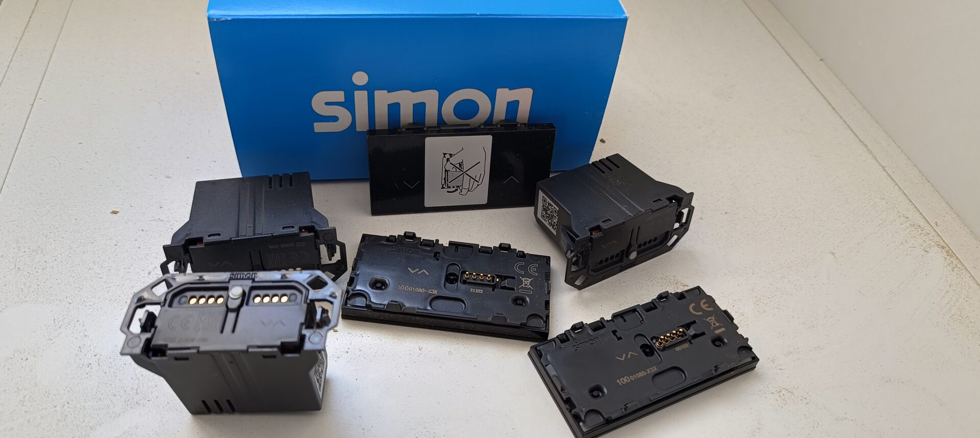 Mecanismos eléctricos Simon instalados en Valencia - comparativa Simon Legrand Schneider