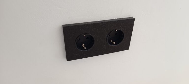 Doble enchufe empotrado negro estilo europeo instalado en pared - electricista Valencia