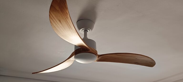 Ventilador de techo con aspas de madera curvadas instalado en techo blanco - Valencia