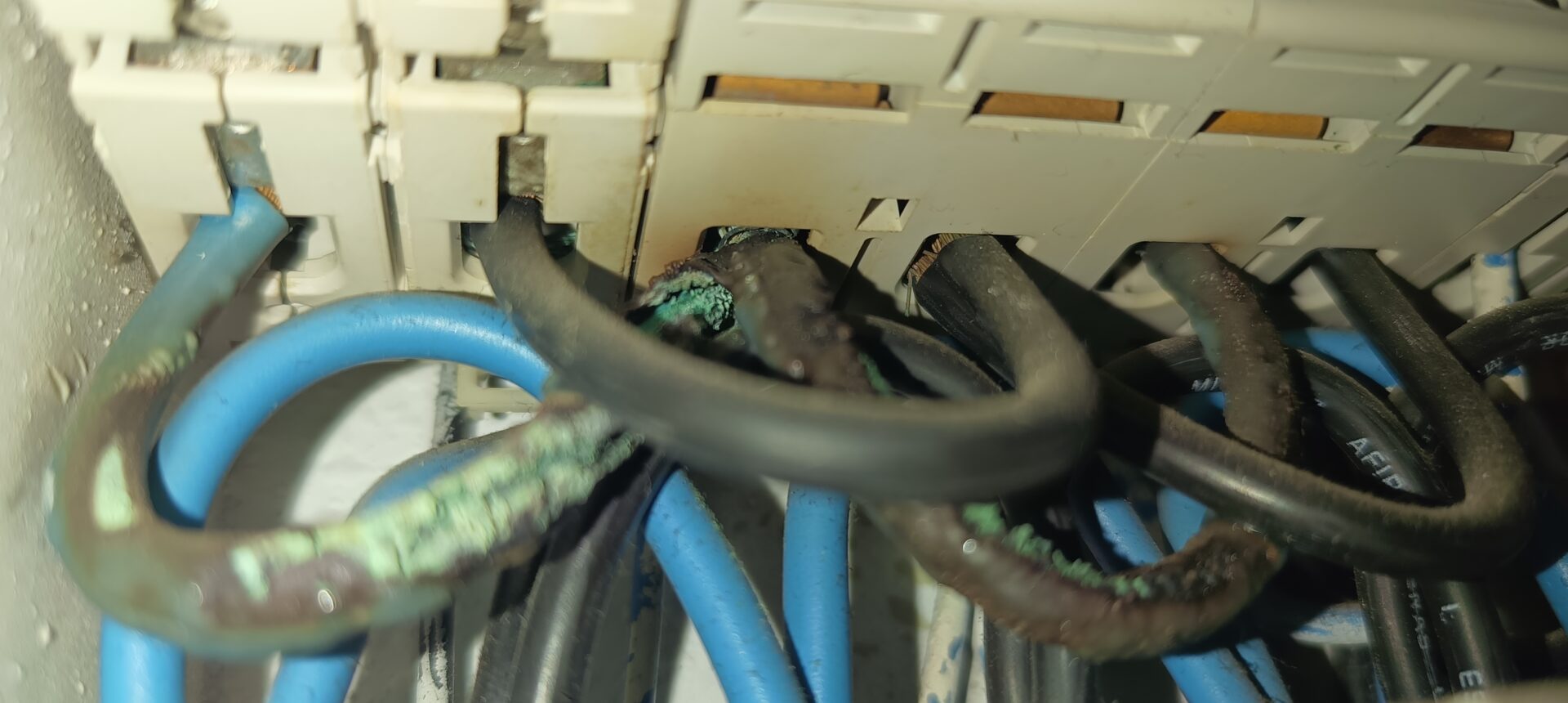 Cables deteriorados en cuadro eléctrico Valencia - momento adecuado para actualizar cuadro eléctrico
