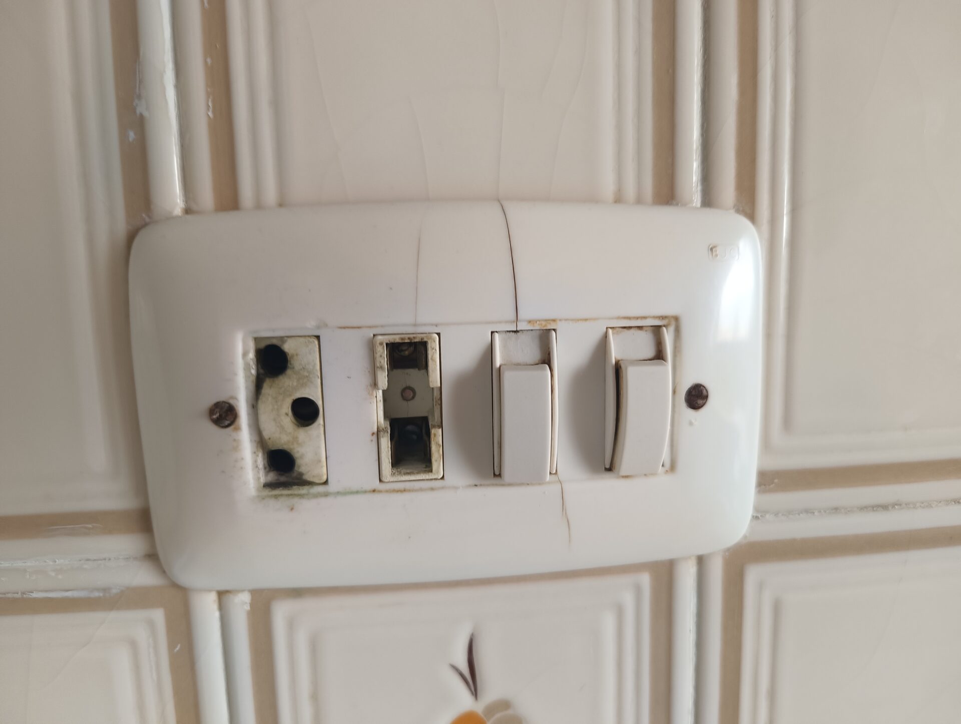 Enchufe eléctrico viejo y averiado Valencia - protección sobrecargas eléctricas