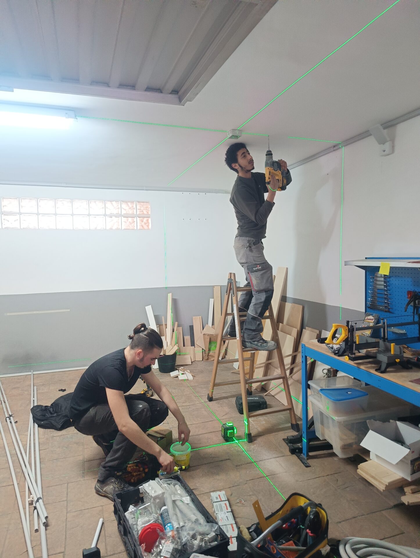 Electricistas de Neocvark realizando instalación eléctrica en local comercial Valencia - mantenimiento eléctrico para empresas
